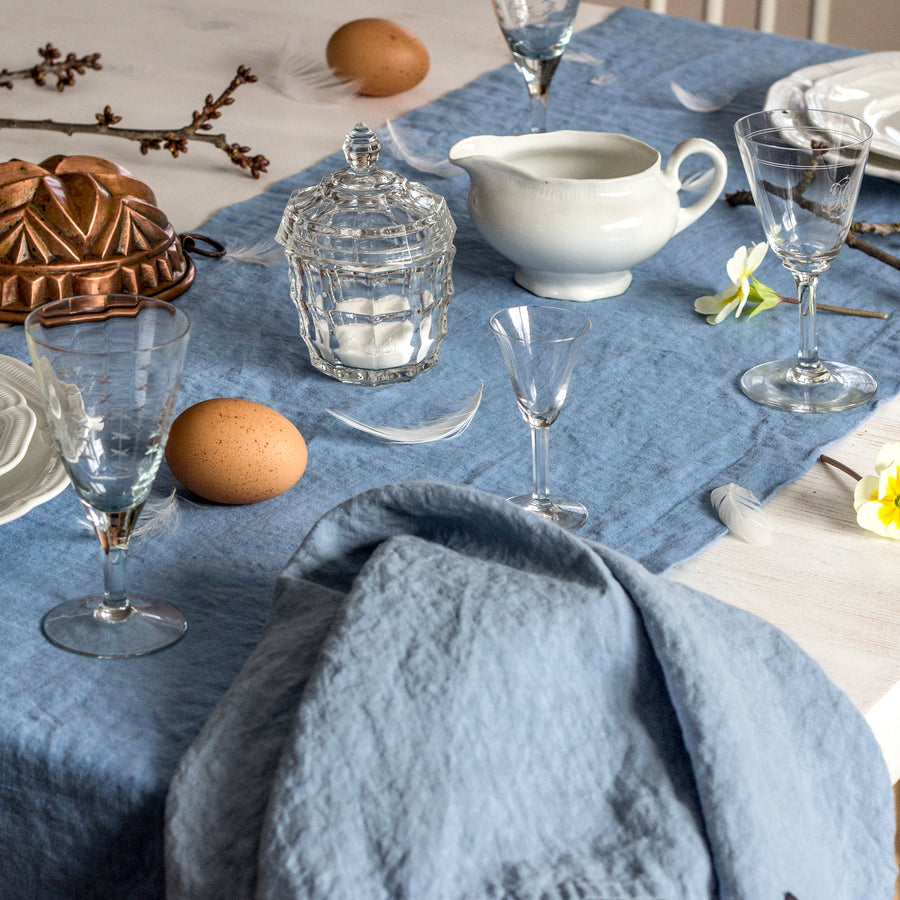 Velikonoční běhoun na stůl v odstínu Dusty Blue